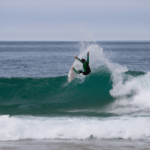 Surf en una playa gallega: las mejores olas y competidores