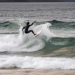 Descubre las emocionantes competiciones de surf en la playa de Somo