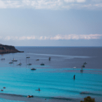 Descubre la vibrante comunidad de surf en la Playa de Es Trenc, Mallorca
