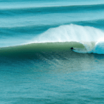 Encuentra olas perfectas para surfear en las playas españolas en las mejores épocas