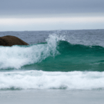 Descubre las olas únicas de La Lanzada, Galicia: surf de calidad y diversión garantizada