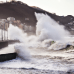 Descubre las increíbles olas de Zurriola en San Sebastián, País Vasco