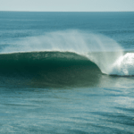 Características increíbles de las olas en Cala Nova para el surf