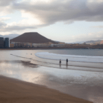Las Canteras: La playa perfecta para los surfistas en Gran Canaria