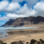 Famara: Descubre sus maravillas más allá del surf, un destino turístico imprescindible