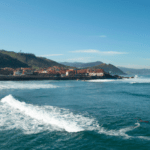 Surf en Cantabria: Playas ideales para surfear cerca de Los Locos