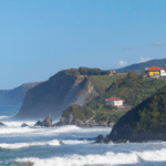 Surf en Asturias: descubre las mejores playas para expertos y sus olas valoradas