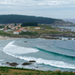 Descubre las mejores playas de Galicia para surfear y disfrutar de las olas