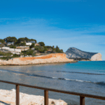 Descubre las mejores olas para surfear en Jávea, el paraíso del Mediterráneo