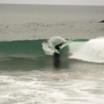 Preparación para el surf en Asturias: Condiciones del agua y uso de traje de neopreno