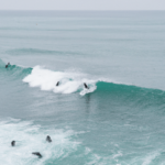 Descubre las mejores olas y playas para disfrutar del surf en el País Vasco