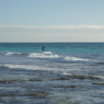 Surfear en Es Trenc, Mallorca: Épocas ideales y secretos del mar