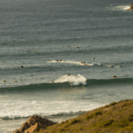 Surfea y disfruta de las mejores playas del Norte con olas perfectas