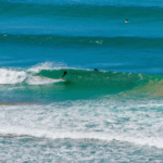 Desafíos para surfistas avanzados en Los Caños de Meca, el paraíso del surf en Cádiz