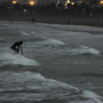 Surf nocturno en playas valencianas: disfruta de las olas bajo la luna